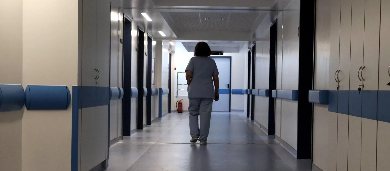 ΠΟΕΔΗΝ: Καθαρίστριες ρισκάρουν τη ζωή τους για να καθαρίσουν τα εξωτερικά τζάμια νοσοκομείων (φωτό)